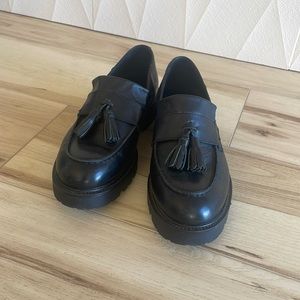 Vagabond Tassels Leather Loafer